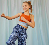 Top deportivo naranja con bloques de color -Molo