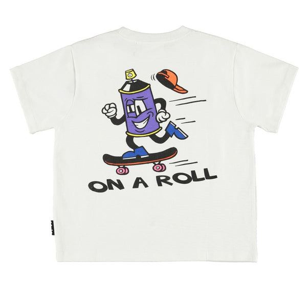 Playera blanca con lata de pintura en una patineta -Molo
